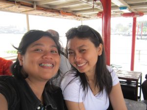 Gw dan Utari di feri menuju Wat Arun